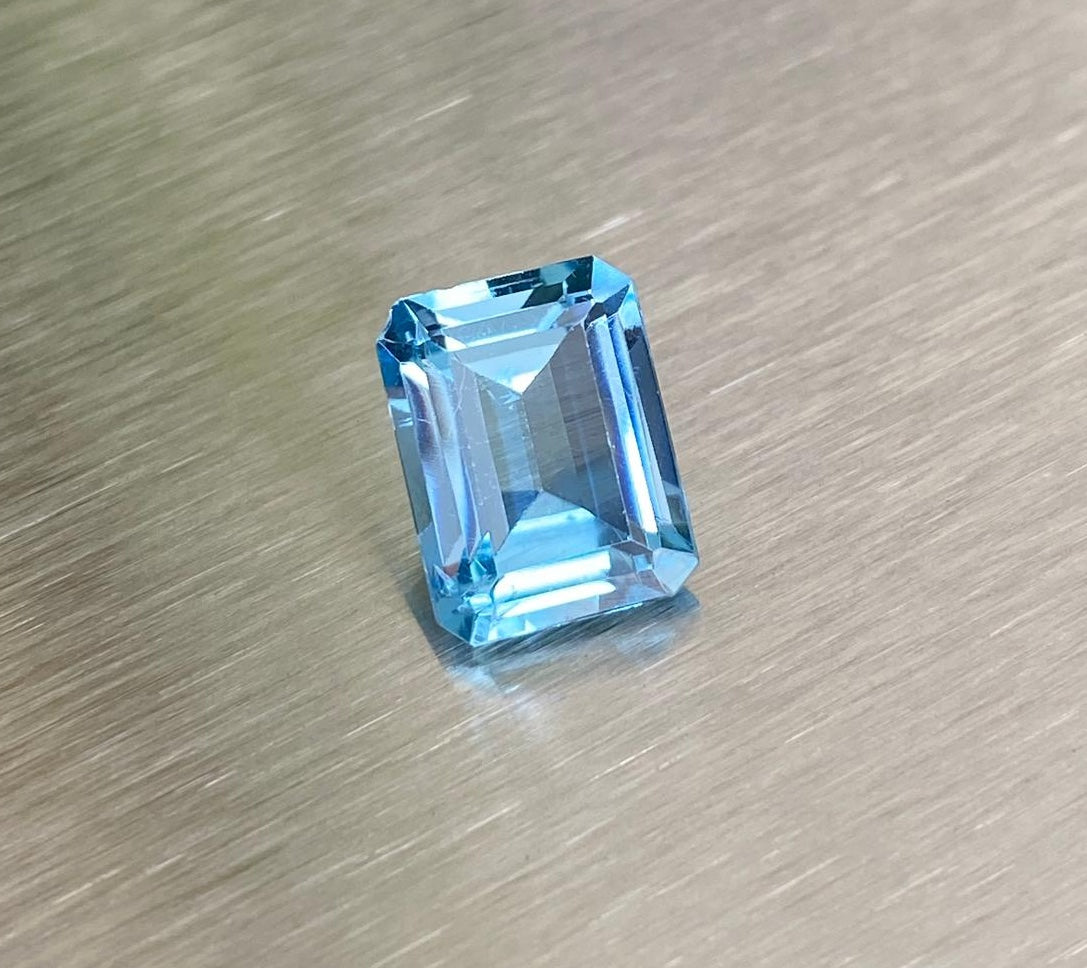 3.22 ct aquamarine, close angled emerald-cut view