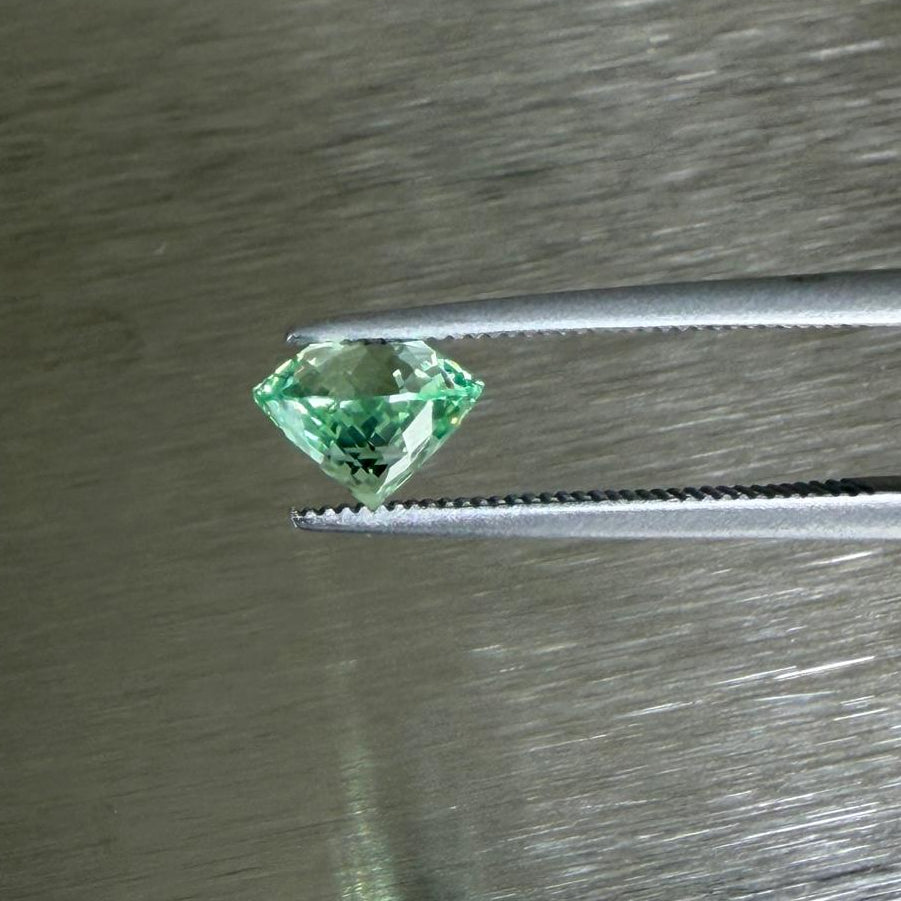 1.70 ct Merelani mint grossular garnet side profile showing round modified brilliant proportions, Otzera OTZ-2026-01636