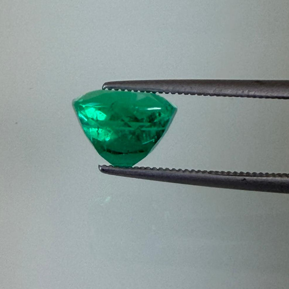 2.94 ct natural Colombian emerald held in tweezers, side profile, Otzera OTZ-2026-01642