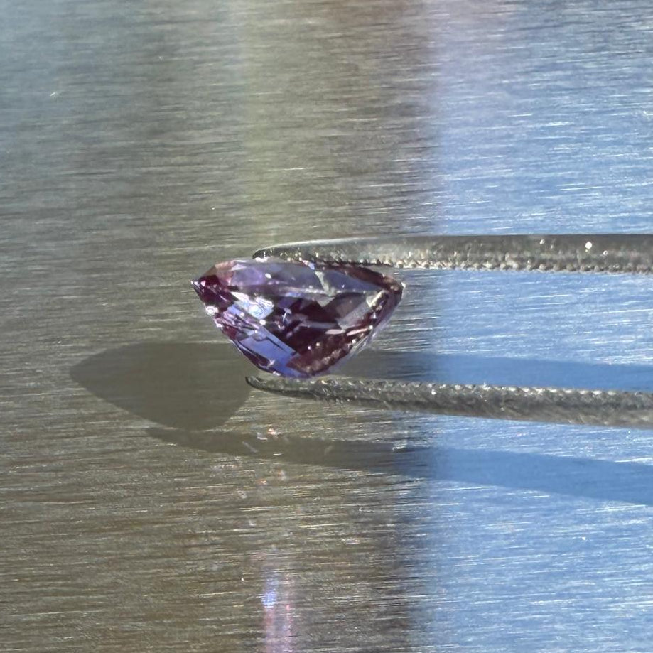2.82 ct natural pinkish purple sapphire, cushion cut, side profile
