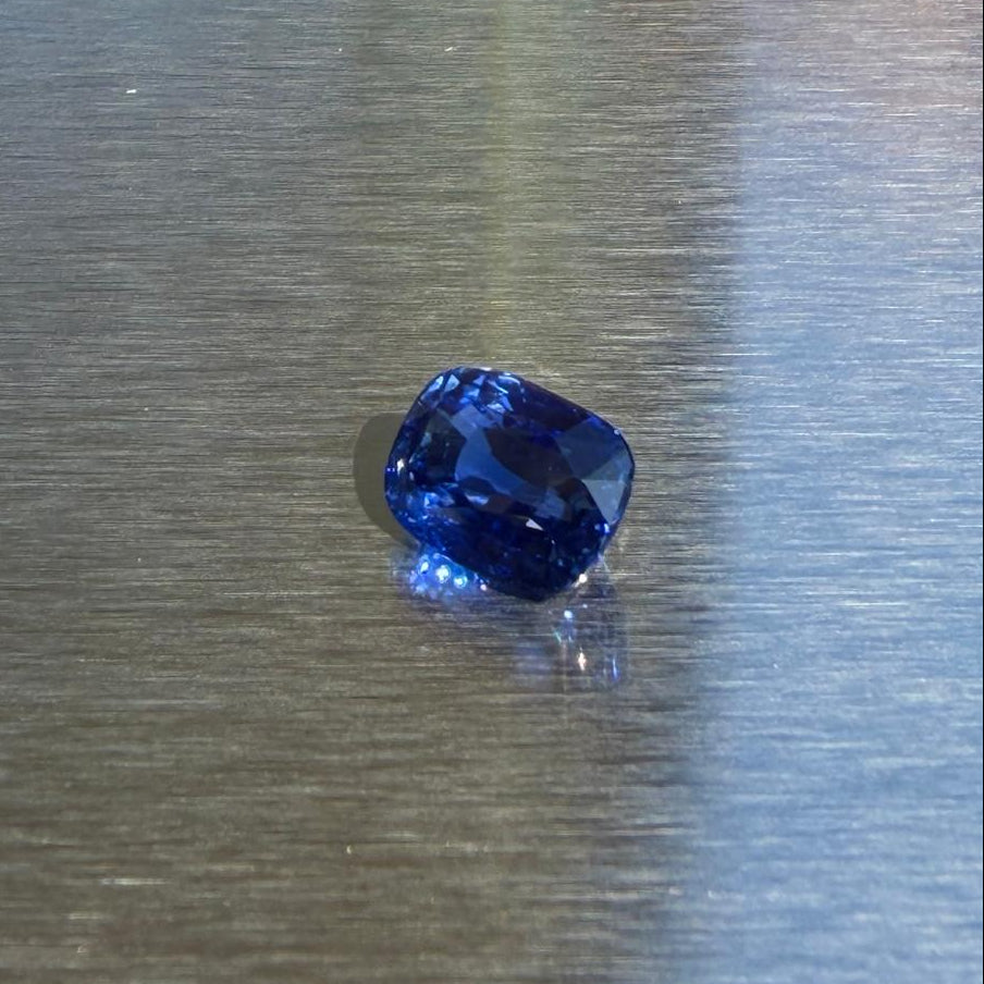 4.06 ct Ceylon blue sapphire, cushion mixed cut, alternate face-up view