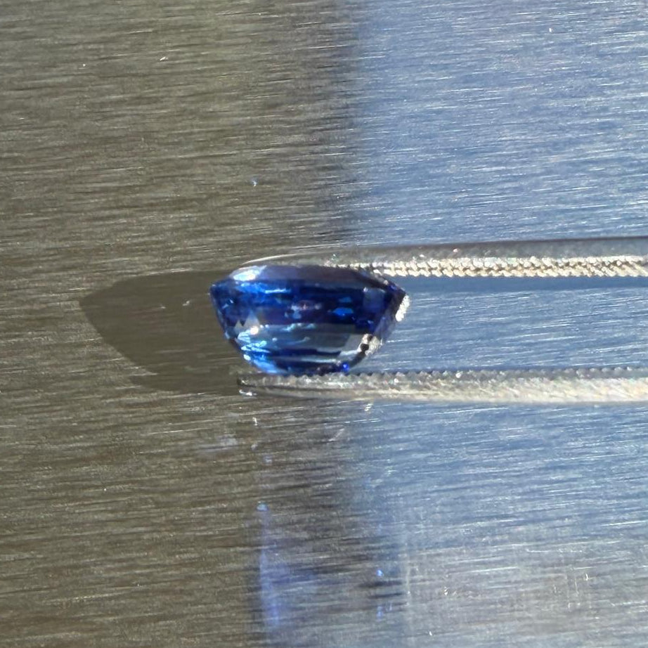 4.06 ct heated Ceylon blue sapphire, side profile showing cut depth